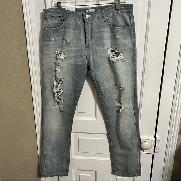Wrangler Boyfriend Distressed Jeans Loved Light Wash Size 30 J - Picture 1 of 10